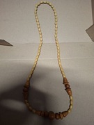 Naszyjnik z drewnianymi koralami 