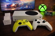 Xbox series S + 2 pady + podstawka na pady