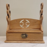 Dębowy stojak na miecze - ręcznie wykonany na 3 sztuki broni z szufladą