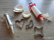 Zestaw akcesori - foremki , szpryce do kremu itp,