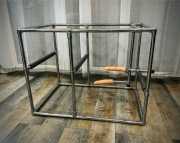 Metalowa klatka z dwoma dildo dildo analne BDSM meble
