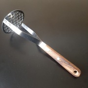 Vintage tłuczek do ziemniaków Robinson Knife Company USA 23cm rączka orzech