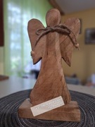 Anioł z drewna stojący 