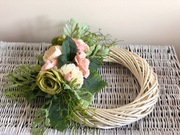 Kompozycja florystyczna - wianek wiklinowy