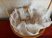 Koszyczek wiklinowy z serwetką. 