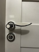 Klamka do drzwi do łazienki z rozetą