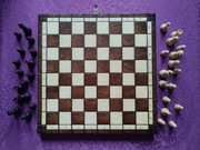 Drewniana lakierowana szachownica z figurami, szachy, zestaw szachowy