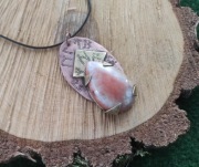 Runiczna ochrona talizman ze skamieniałym koralowcem 