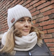 Bezowa czapka wywijana Kaszmir 10% merynos 90% NEV