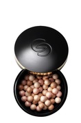 Puder z serum w perełkach Giordani Gold -44915 Natural Flush