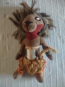 Pluszak Lew, styl folklor afrykański.