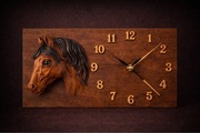 Ręcznie rzeźbiony zegar ścienny z koniem - drewno lipowe | 20 x 30 cm