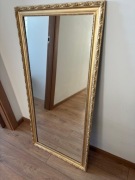 Lustro w złotej ramie