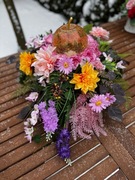 Wiązanka stroik kompozycja ze sztucznych kwiatów na cmentarz grób lampion