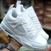 Stylowe białe Air Jordan 4 Retro 