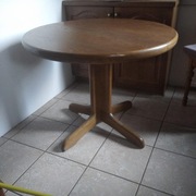 Elegancki okragly stolik ze wstawka