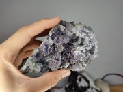 Fioletowy fluoryt ładne kryształy intensywny połys