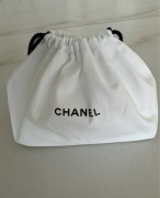 CHANEL biały worek bawełniany prezentowy czarne logo 21/21 cm