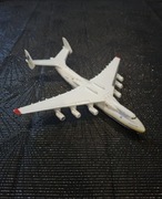 Model samolotu Antonov An 225 Mriya metalowy z podwoziem 1:400