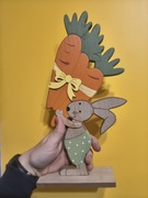 Drewniana figurka wielkanocna mały stojący króliczek z marchewką