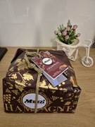 To jest Panettone Muzzi nasączone szampanem De Venoge.