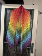 Chusta trójkątna tęczowa ręcznie robiona na szydełku