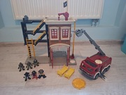 Remiza strażacka wraz z figurkami i pojazdem.