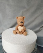 Ozdoba na tort z masy cukrowej misio miś z sercem serduszko urodziny