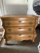 Zabytkowa komódka w stylu vintage – drewniana, z mosiężnymi uchwytami