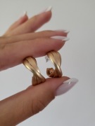 Kolczyki koła plecione matowe złoty sztyft eleganckie casual minimalizm