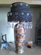 lampa z metalowym abażurem