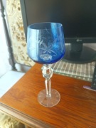 Zestaw czterech kieliszków do wina - barwione i z grawerunkiem