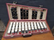 Dzwonki chromatyczne w walizce PRL 