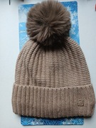 Czapka damska z pomponem 