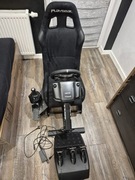 Kokpit gamingowy  z kierownicą i drążkiem zmiany biegów 