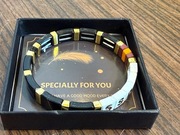 Bransoletka elastyczna kostki literki SSDGM czarno-złota