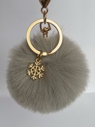 Puszysty brelok – szary pompon ze śnieżynką