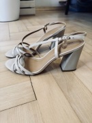 Beżowe sandałki na obcasie słupku Kazar 38 skóra