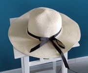 biały / kremowy kapelusz z czarną wstążką