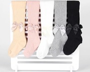 Białe prążkowane rajstopki z kokardką 2-4 latka