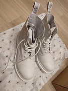 Białe botki Dr. Martens 1460 mono