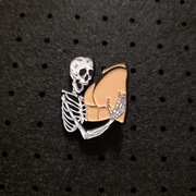 Pin metalowy przypinka z jurnym szkieletem