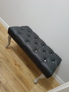 Czarna pufa ze srebrnymi nogami , ławka, Glamour Ludwik Ludwikowski styl