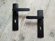 Klamka czarna matowa do drzwi zewnętrznych rozstaw 72mm z wspomaganiem