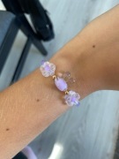 Bransoletka z pszczółką i kwiatkami