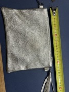 Włoska torebka listonoszka kosmetyczka ze skóry naturalnej kolor złoty