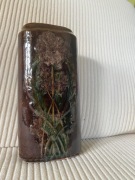 Płaski glazurowany wazon vinted z wytłaczanym wzorem kwiatowym