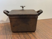 Stare małe żeliwne naczynie do pieczenia 