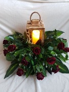 duży XXL stroik na grób cmentarz róże bordowe lampion latarnia znicz led