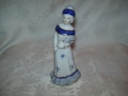 FIGURKA PORCELANOWA - PANNA Z KWIATAMI - 16,5 cm